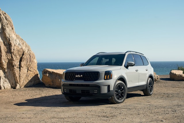 Kia Telluride moving through the SUV pack