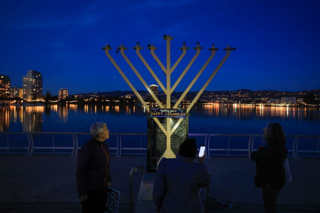 Jewish community replaces Lake Merritt menorah destroyed by vandals