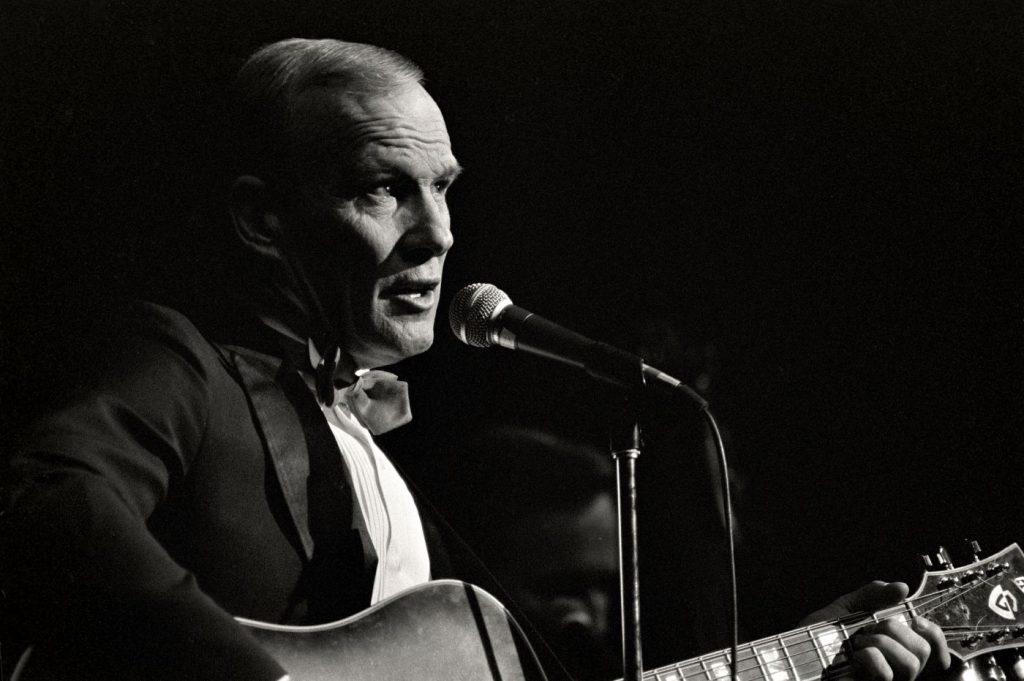 Tom Smothers, one half of famed comedy duo, dies at 86