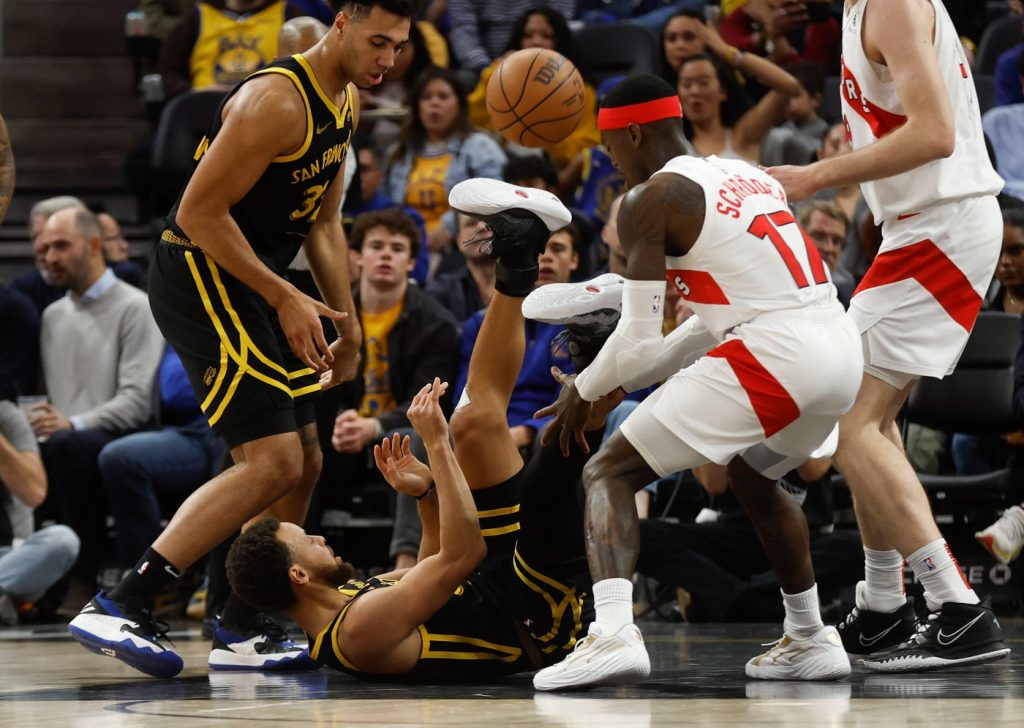 With Draymond Green watching from bench, Raptors hand Warriors blowout loss