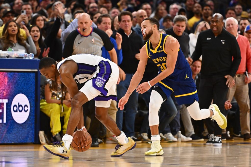 Warriors fumble away thriller against Sacramento Kings