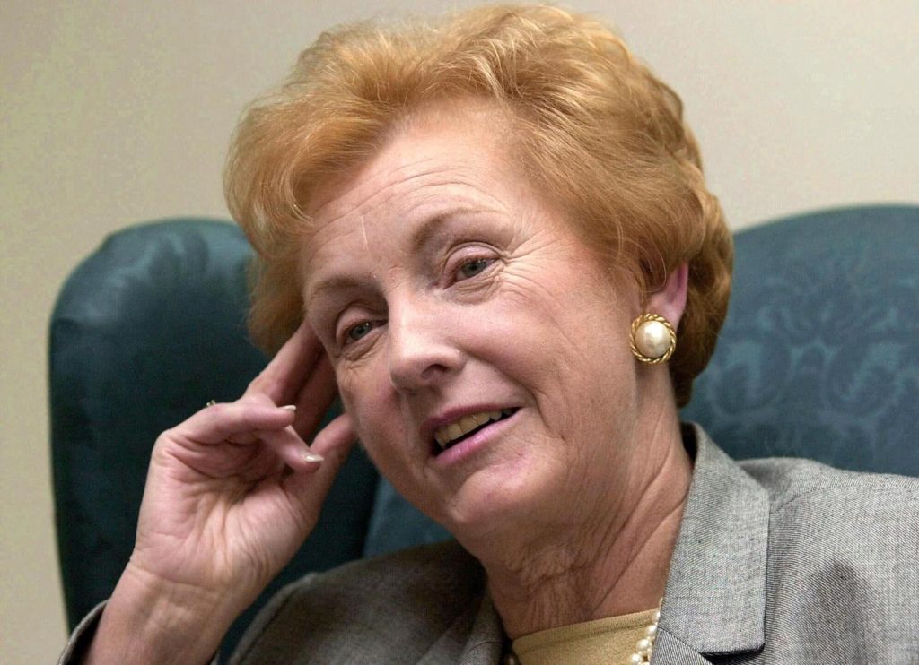 Jean Carnahan dies at 90; U.S. senator from Missouri filled husband’s seat after his death