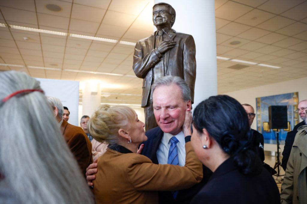 Norm Mineta statue unveiled at San Jose airport terminal