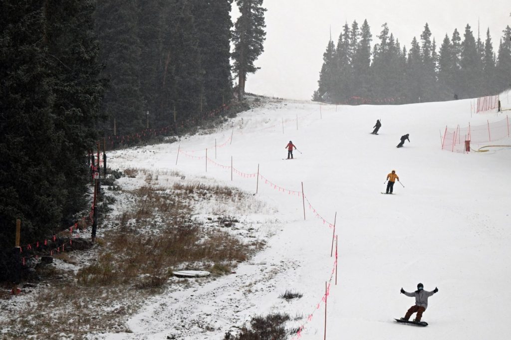 Video: Moose hits the slopes at Colorado resort