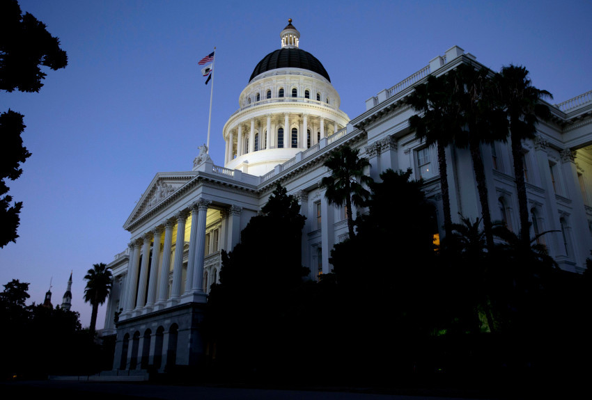 Opinion: How long will California lawmakers play the fool for Big Tech?