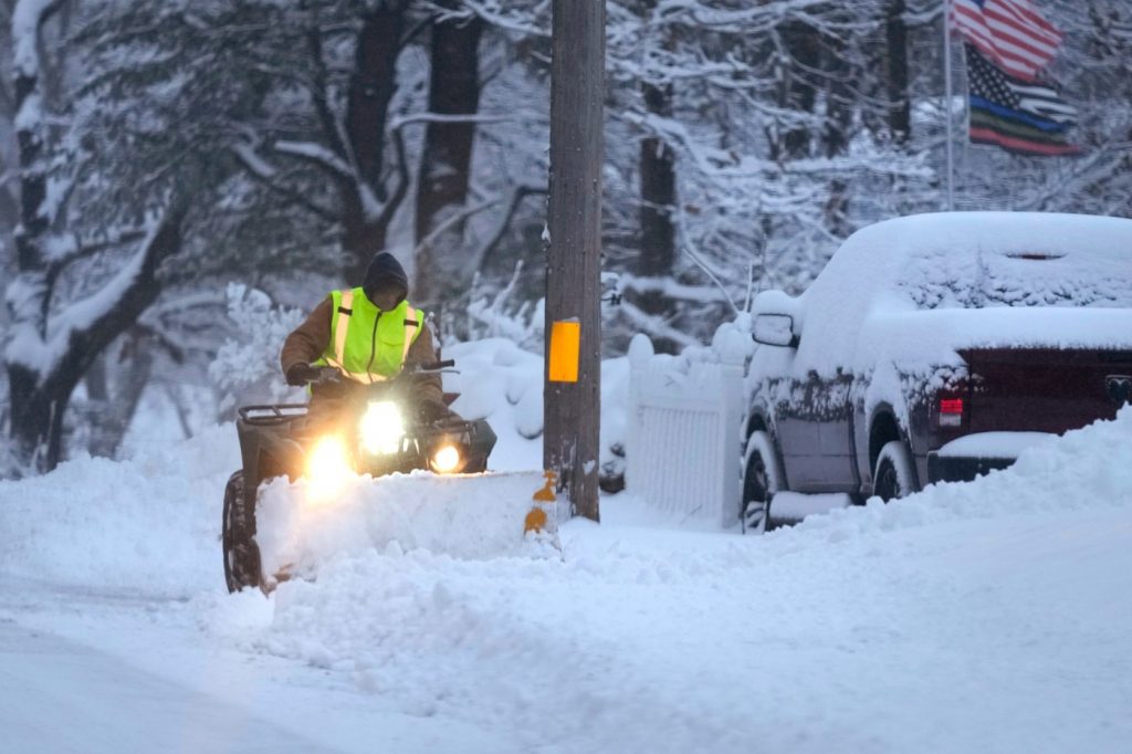 Middle of the US hunkers down as strong storm looms