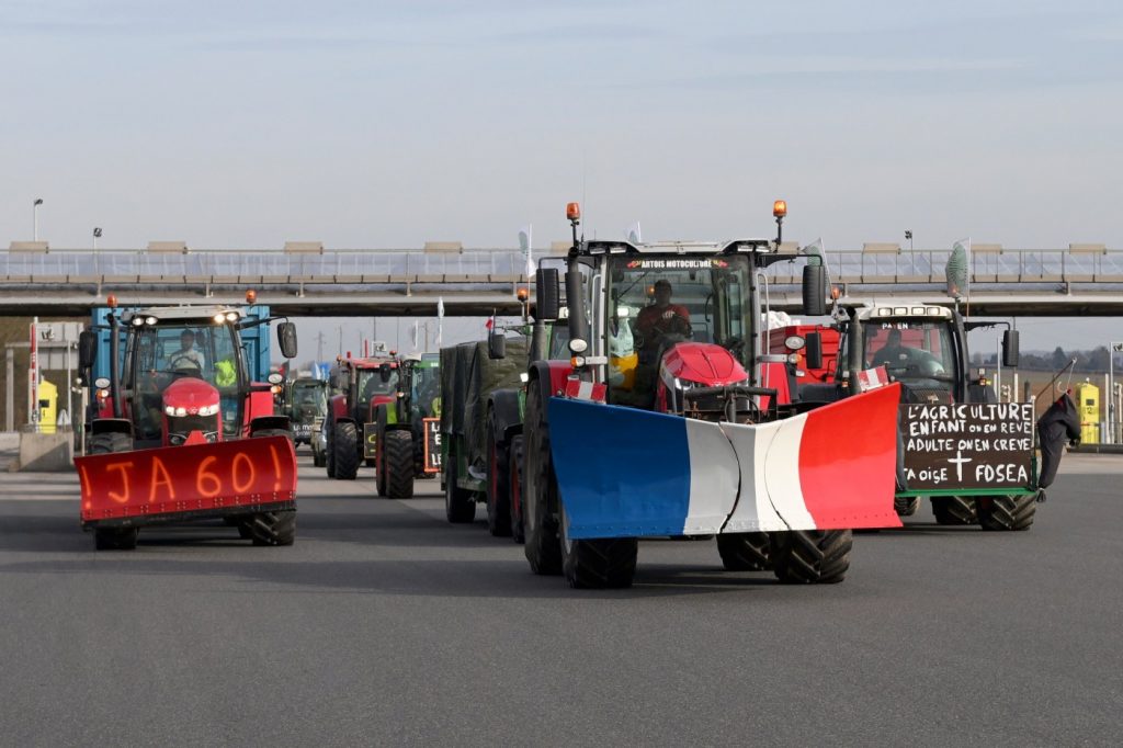 Protesting French farmers encircle Paris with tractors