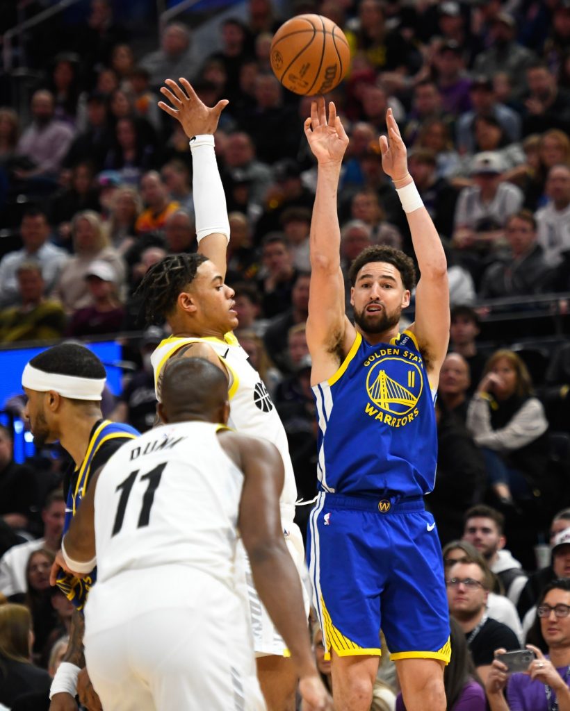 Klay Thompson goes off for 35 after being left off starting five in win vs. Jazz