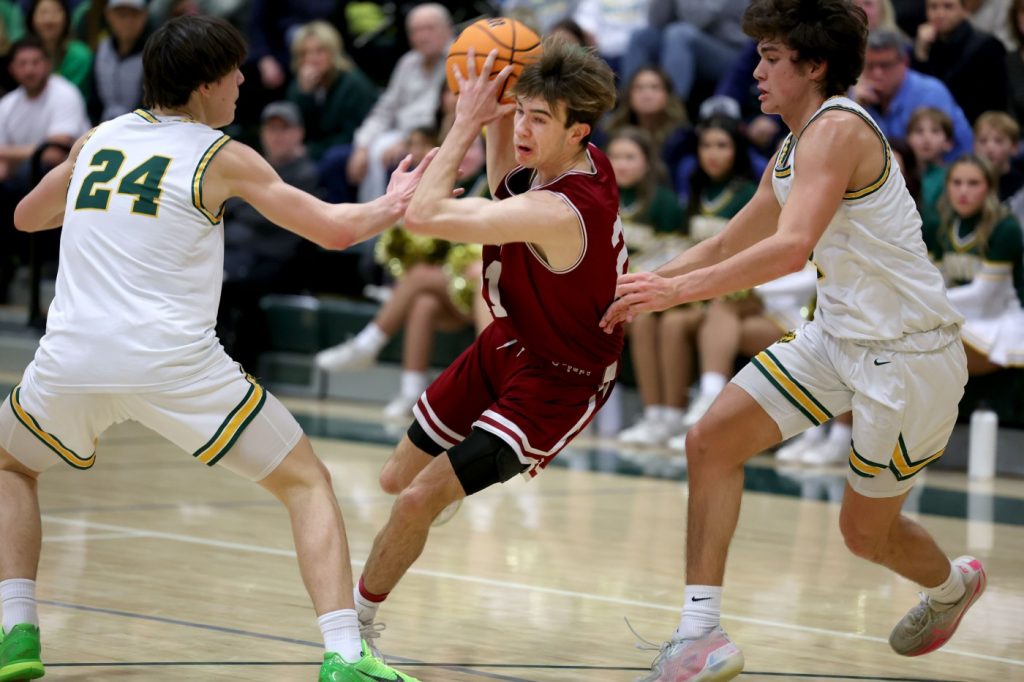 Sacred Heart Prep wins league title as TJ O’Brien overcomes foul trouble, injured hand to lead Gators