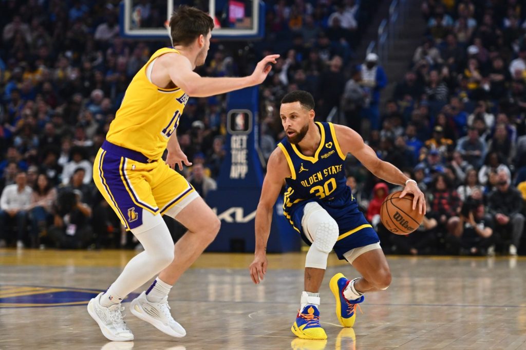 Steph Curry leads Warriors past LeBron-less Lakers to jump-start playoff push