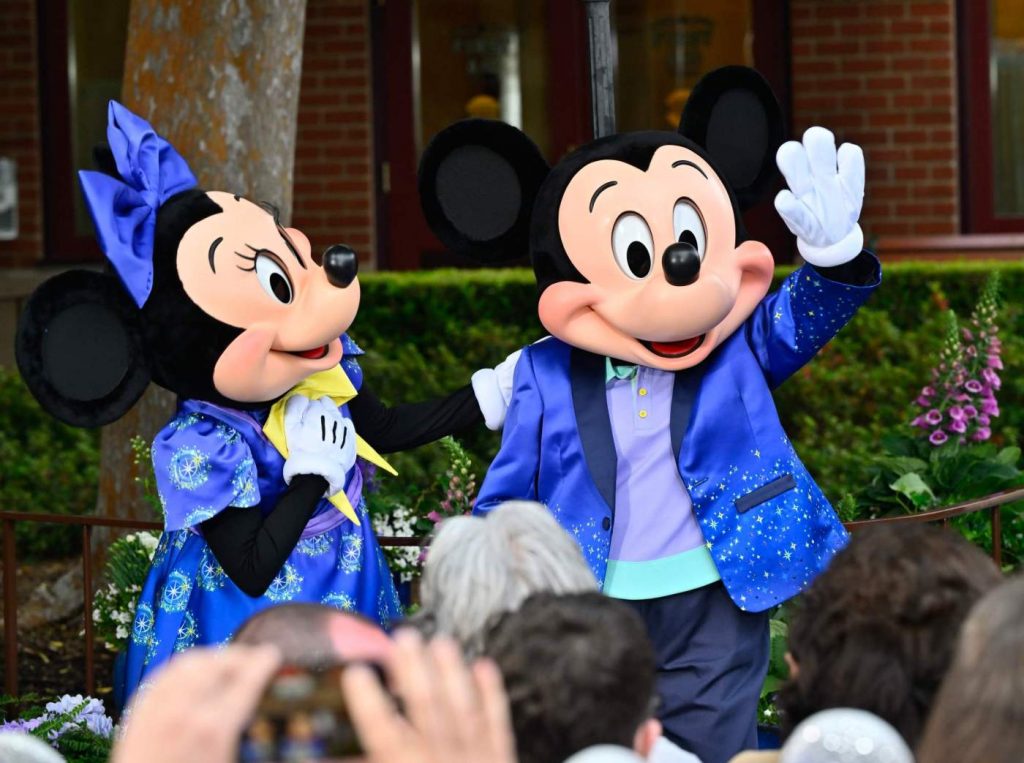 7 reasons Disneyland characters want to unionize