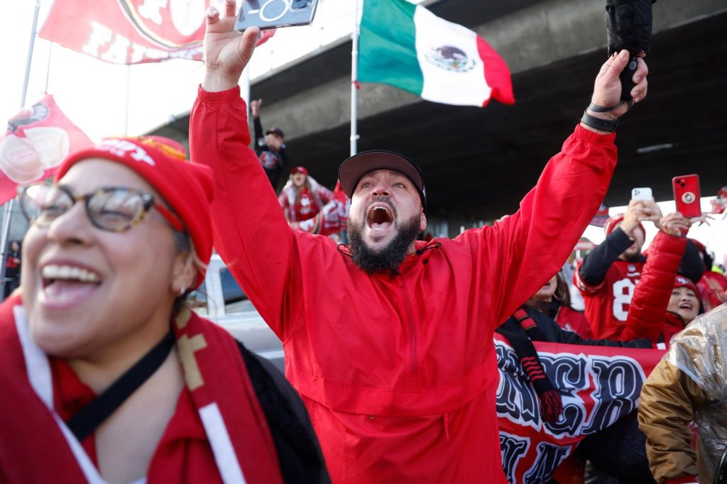 Photos: Fans turn out for an energetic 49ers sendoff