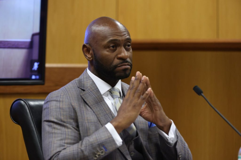 Witness: Relationship between Willis, Wade started earlier than claimed