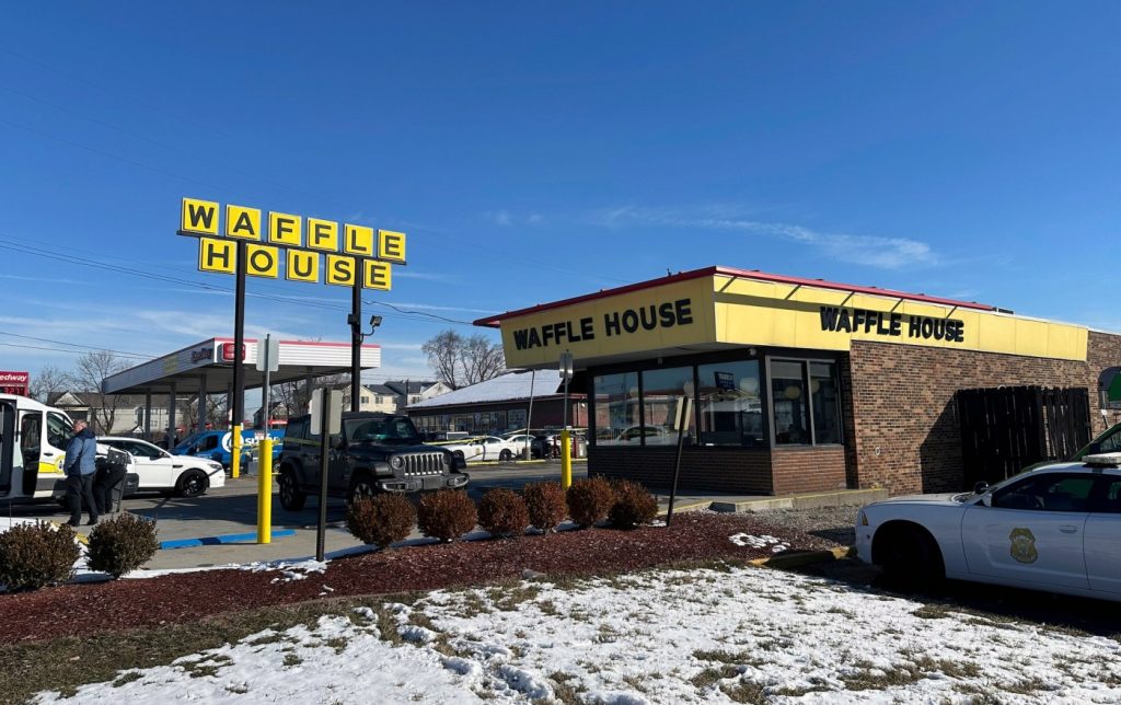 1 dead, 5 hurt in Waffle House shooting in Indianapolis