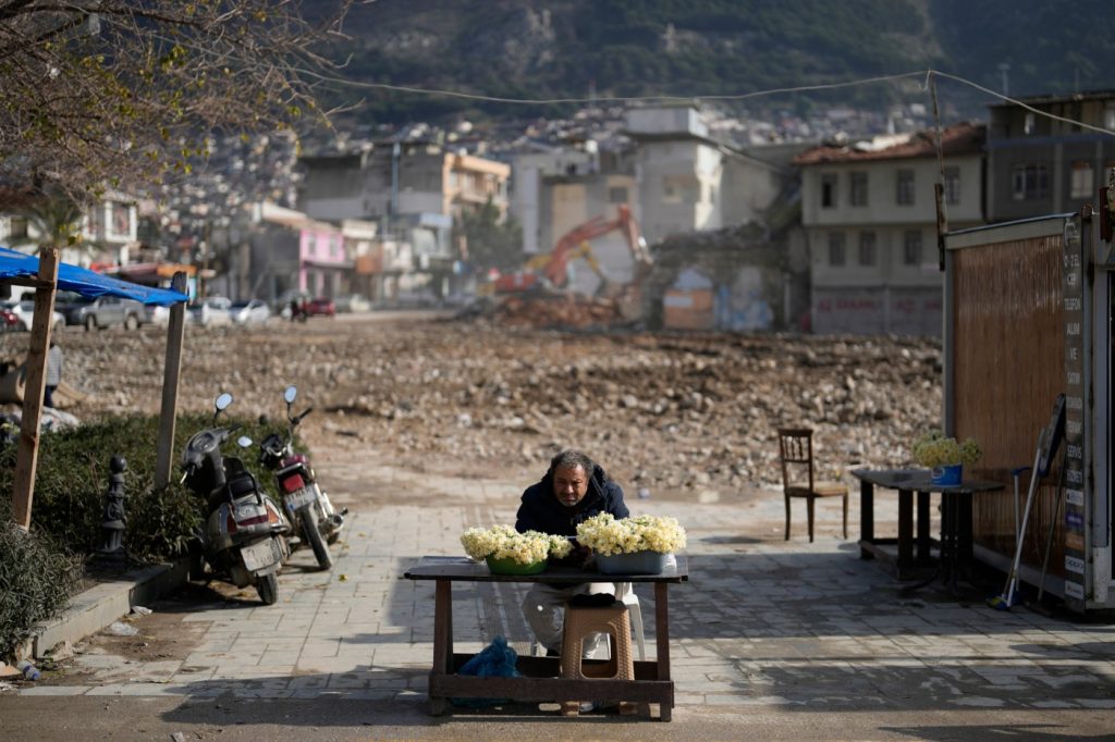 Turkey mourns the dead, surrounded by quake’s rubble