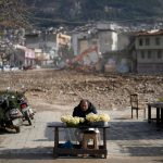 Turkey mourns the dead, surrounded by quake’s rubble