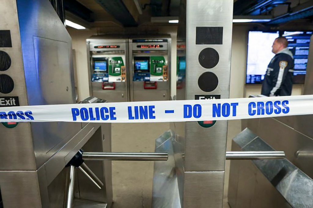 1 dead, 5 hurt in NYC subway platform shooting