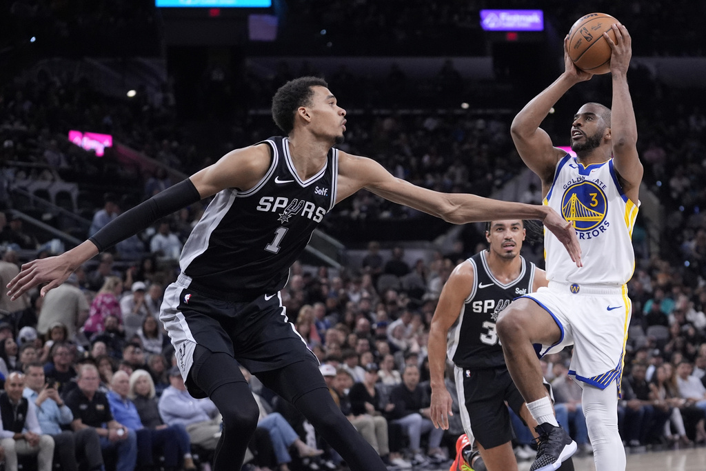 Warriors hold off Spurs for 1st win of the season without Steph Curry