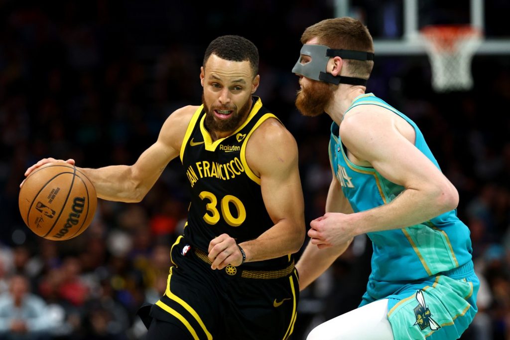 Warriors coast by Hornets for third straight win