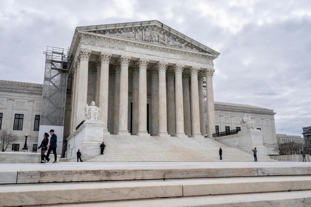 Supreme Court allows Texas to enforce new border law