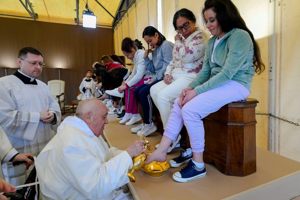 Pope Francis looks strong while washing feet on Holy Thursday