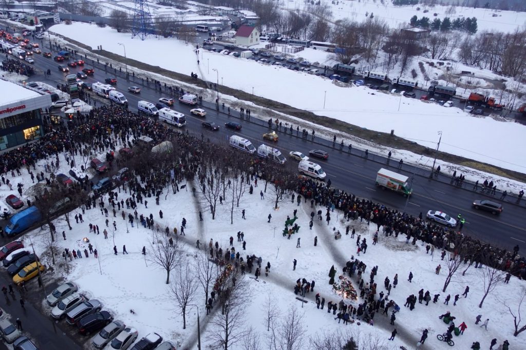 Thousands attend Navalny funeral under heavy police presence