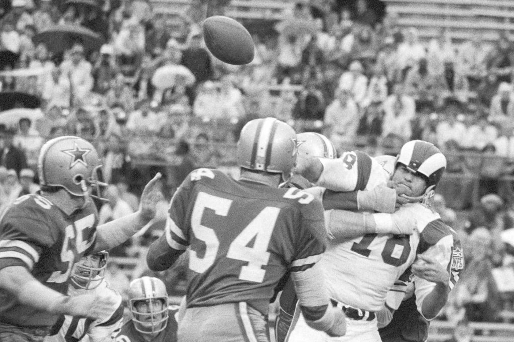 Roman Gabriel, Star Quarterback of the 1960s and ’70s, Dies at 83