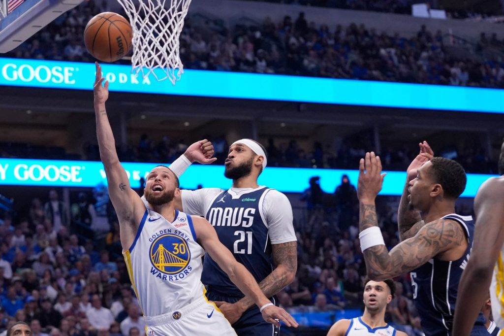 Warriors’ win streak ends at buzzer in loss to Mavericks