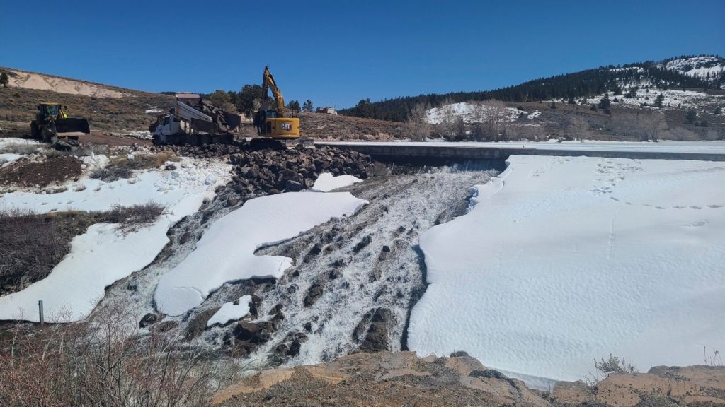 Crack in rural Utah dam puts nearby town at risk