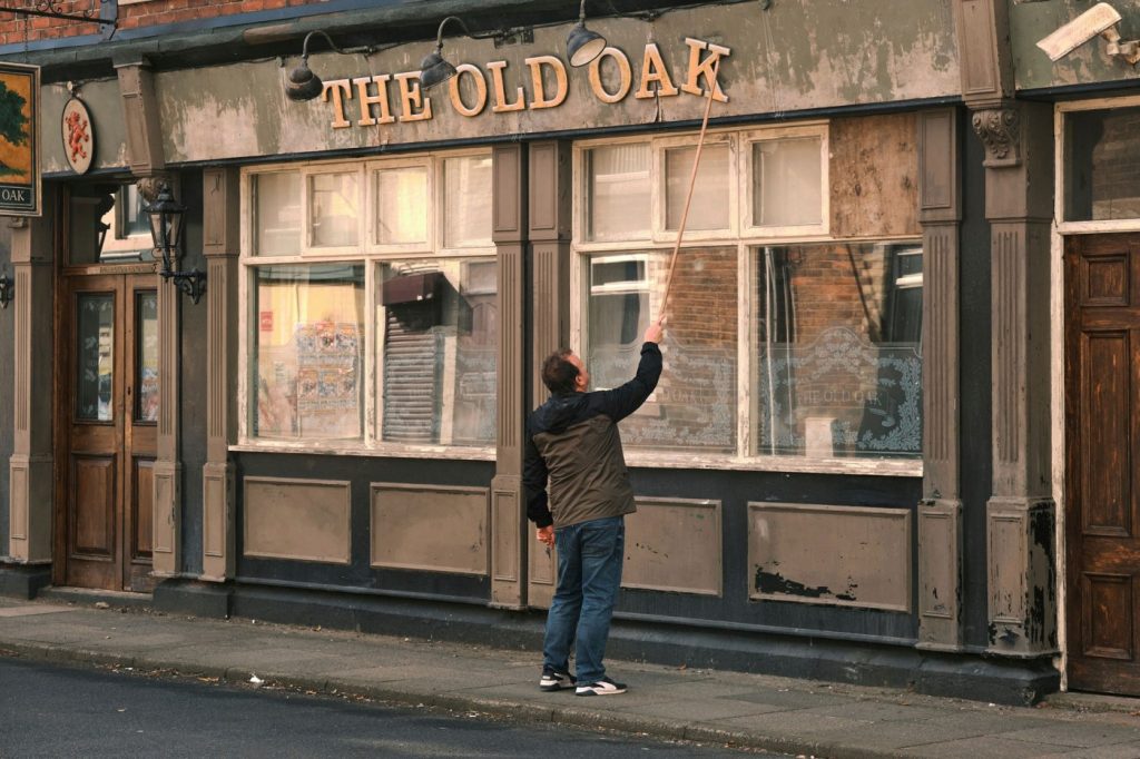 Review: Ken Loach strikes a hopeful note in ‘The Old Oak’