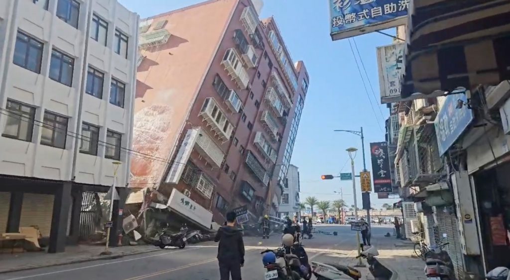 Strong quake batters Taiwan, sparking tsunami warnings