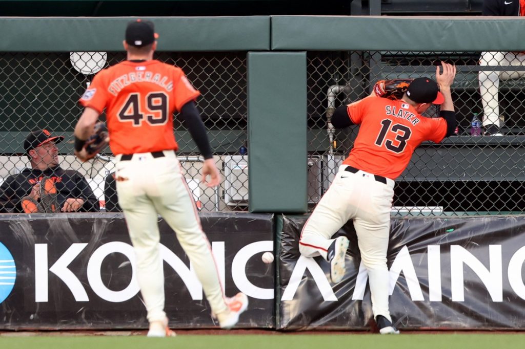 Austin Slater exits SF Giants-Reds game after crash into outfield fence