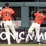 Austin Slater exits SF Giants-Reds game after crash into outfield fence