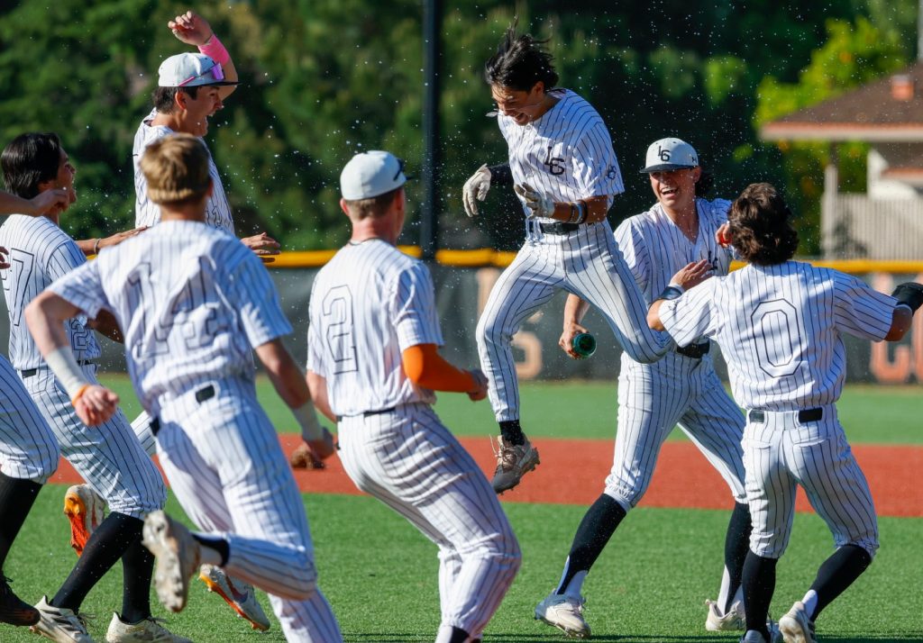 Los Gatos edges Los Altos in a walk-off to keep league title hopes alive