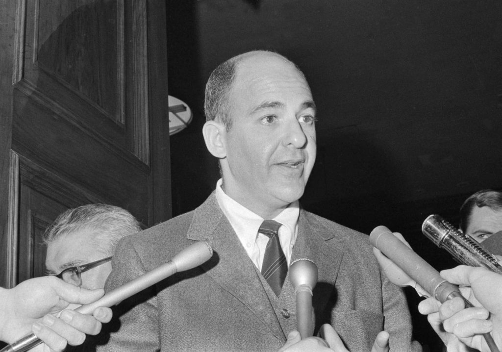 Cyril Wecht dies at 93; celebrity pathologist alleged that more than 1 shooter killed JFK