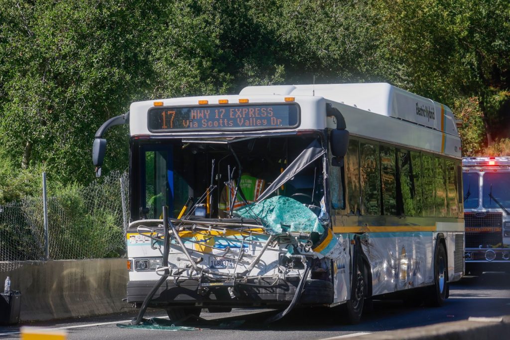 Multi-vehicle crash on Highway 17 temporarily halts northbound travel