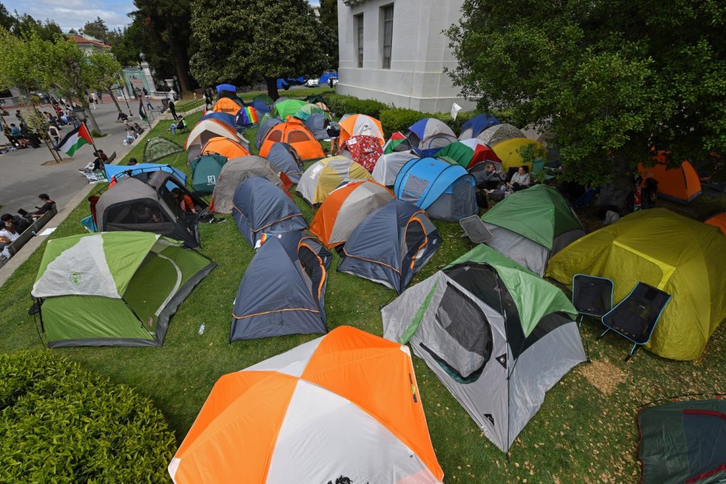 Three injured in confrontation between UC Berkeley protest groups