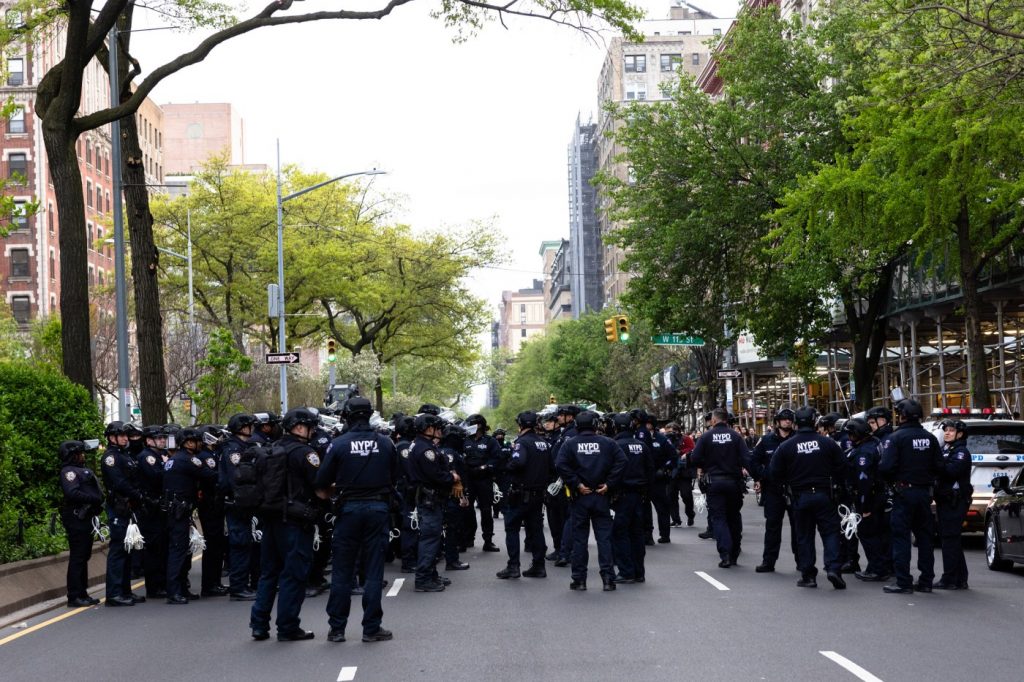 Large numbers of NYPD begin entering Columbia University campus