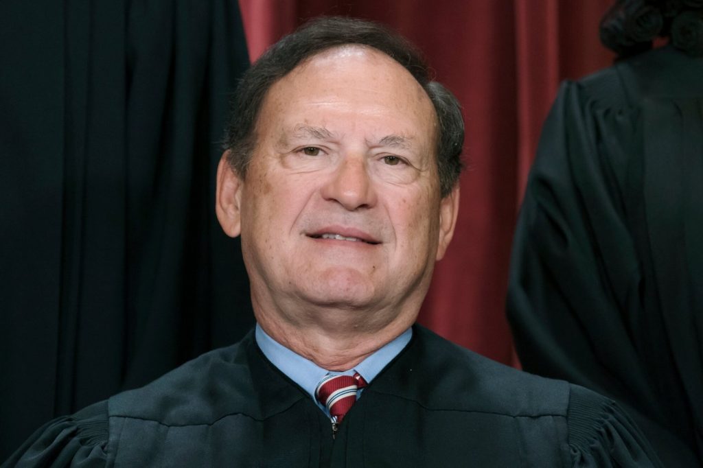 Dems criticize Justice Alito over upside-down flag at his home