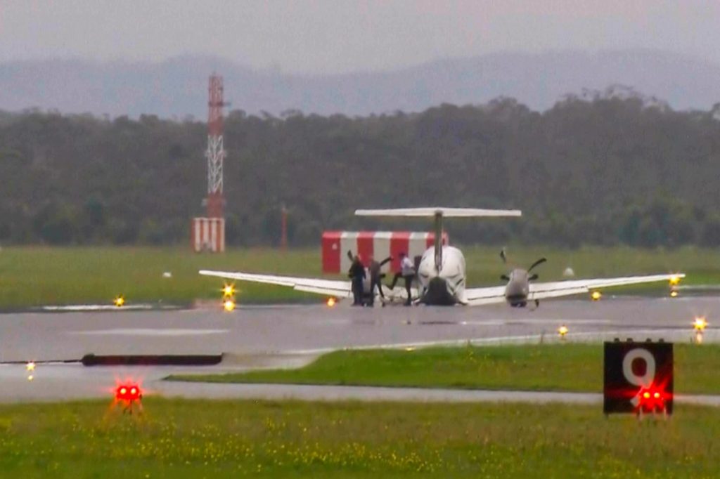 Small plane lands safely in Australia without landing gear