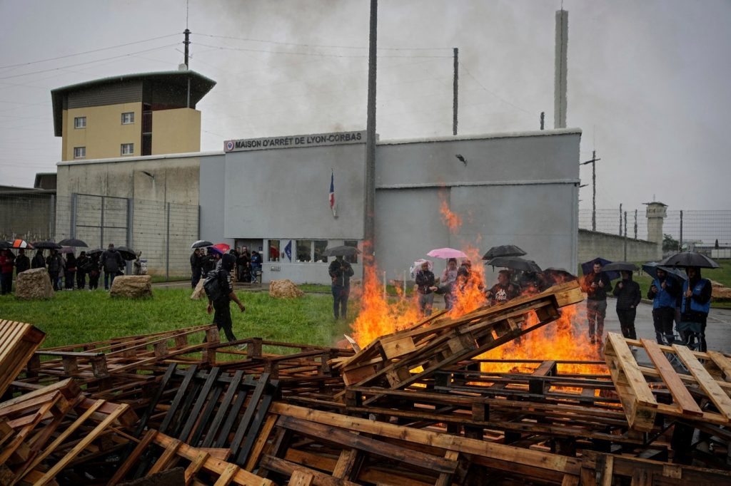 Massive manhunt under way in France for prison-break gang