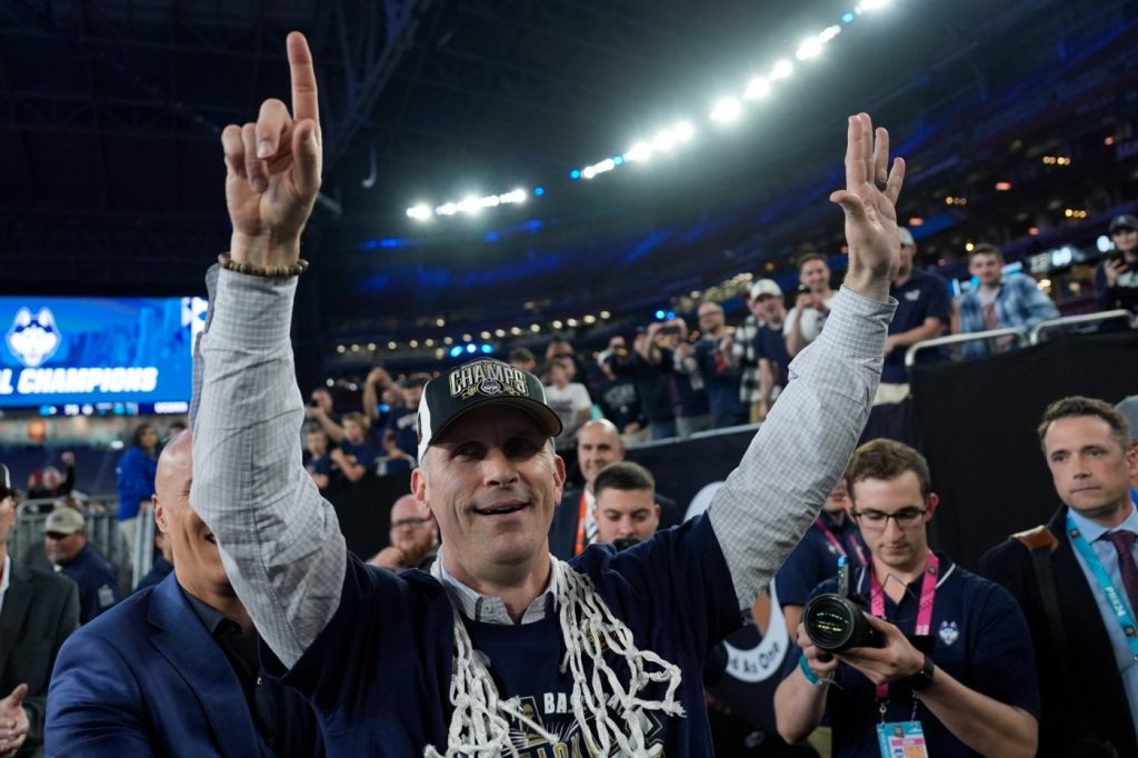 Lakers reportedly targeting UConn’s Dan Hurley for coaching job