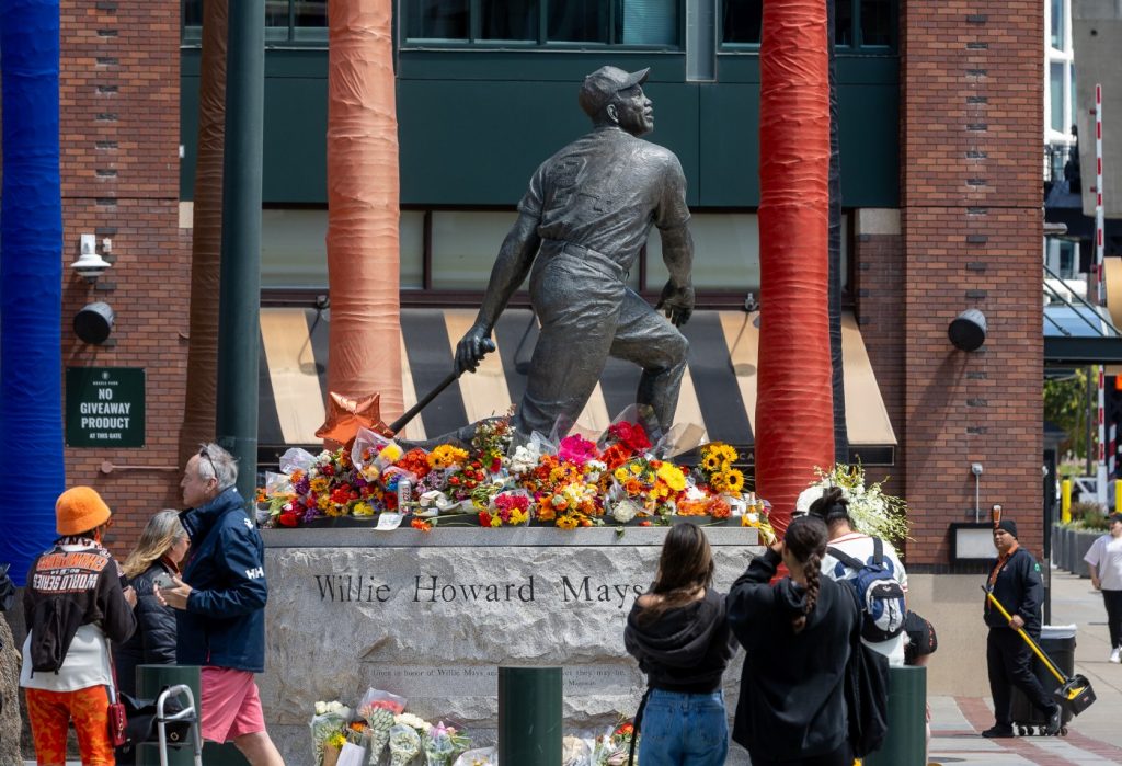 Barry Bonds among SF Giants who pay tribute to late Willie Mays at Oracle Park