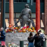 Barry Bonds among SF Giants who pay tribute to late Willie Mays at Oracle Park