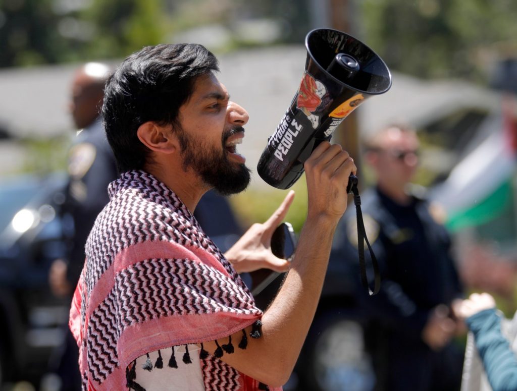 VP Kamala Harris’ quiet stops in Bay Area met with Gaza ceasefire protests