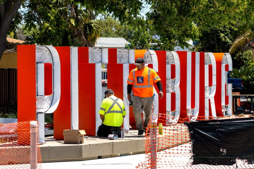 Pittsburg makes a play for tourist eyes and civic pride with new signs