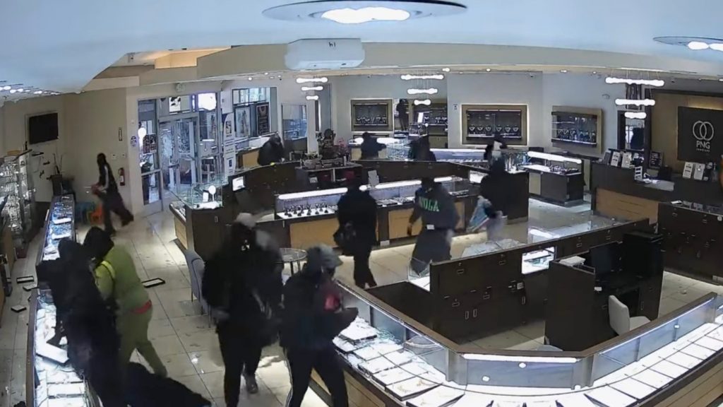 Video: 20-person smash-and-grab robbery at Sunnyvale jewelry store