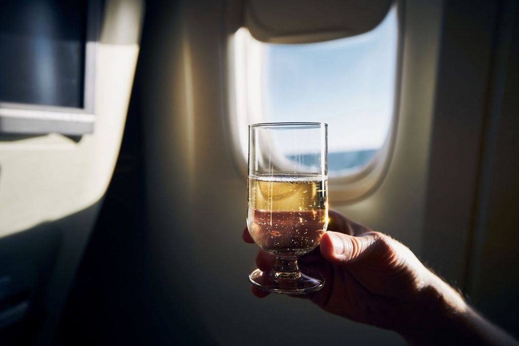 Why you shouldn’t drink before taking a nap on the plane