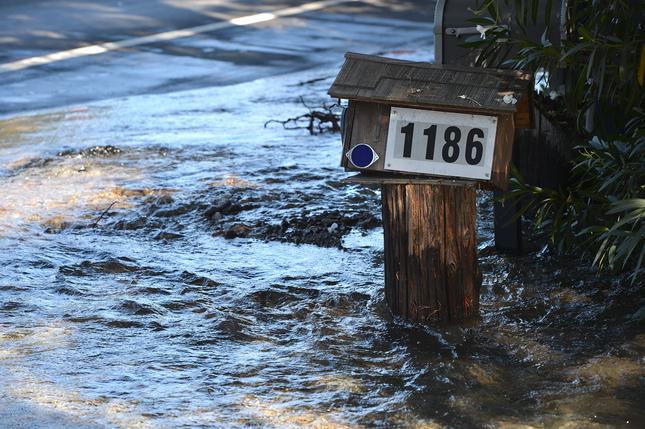 Water main break in East Bay damages homes