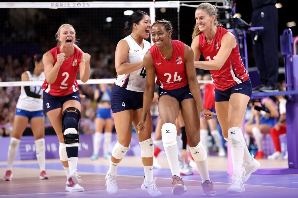 US women’s volleyball team wins 5-set thriller over Serbia